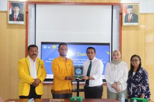 Foto: Junaidi Abdulllah Ingratubun, S.H., M.H., M.Kn, selaku Sekretaris Umum Yayasan Muhammad Thaha Menerima Plakat secara Langsung dari Dekan Fakultas Ekonomi dan Bisnis Unpatti Ambon. Ambon, 30 Juli 2024.